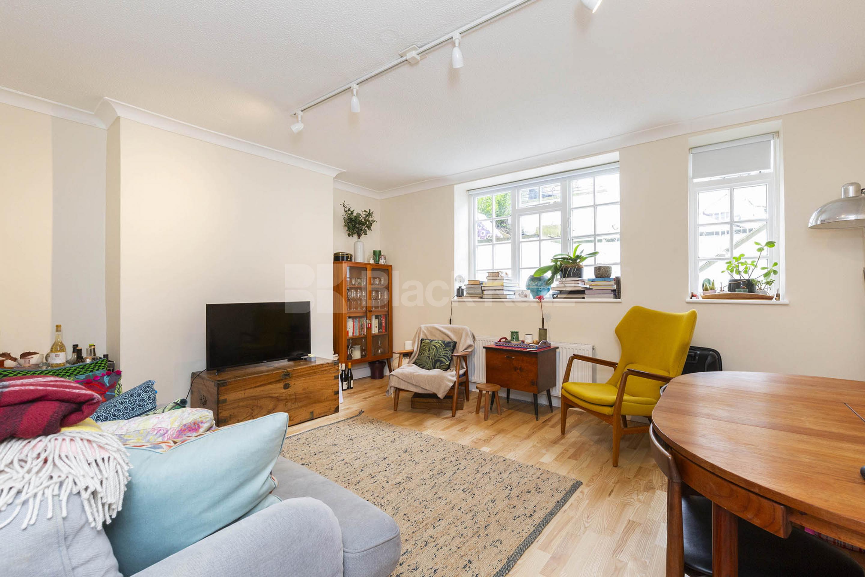Stunning spacious two bed garden flat within a period house by Regents Park. Oval Road, Regents Park / Camden  NW1